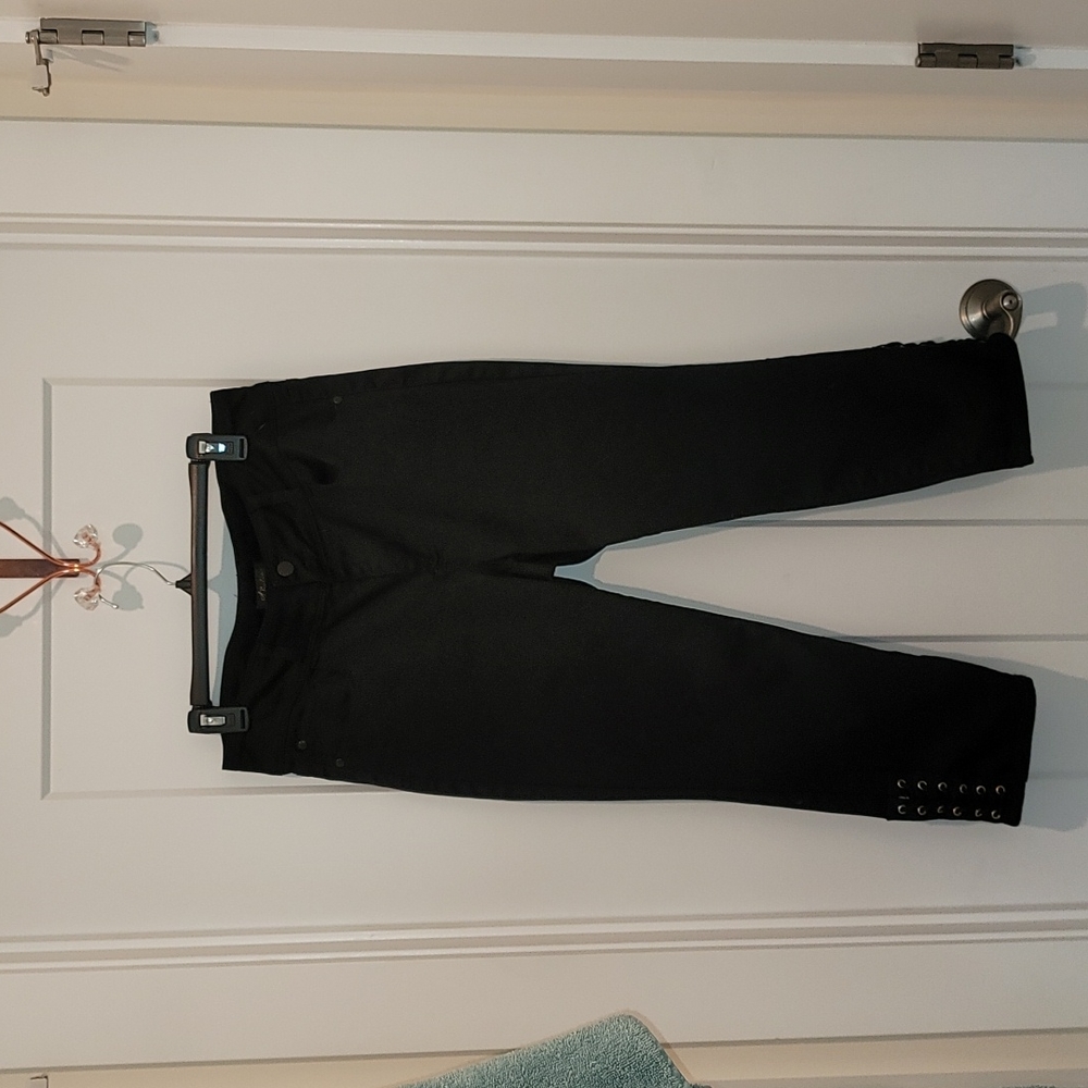 Black cropped pants